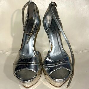 Liliana silver size 8 heel less heels